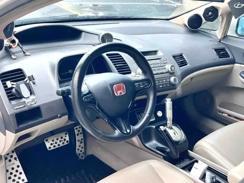 Vehicle photo 8