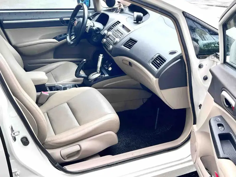Vehicle photo 9