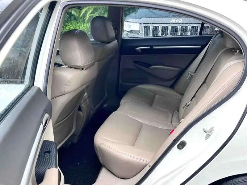 Vehicle photo 10