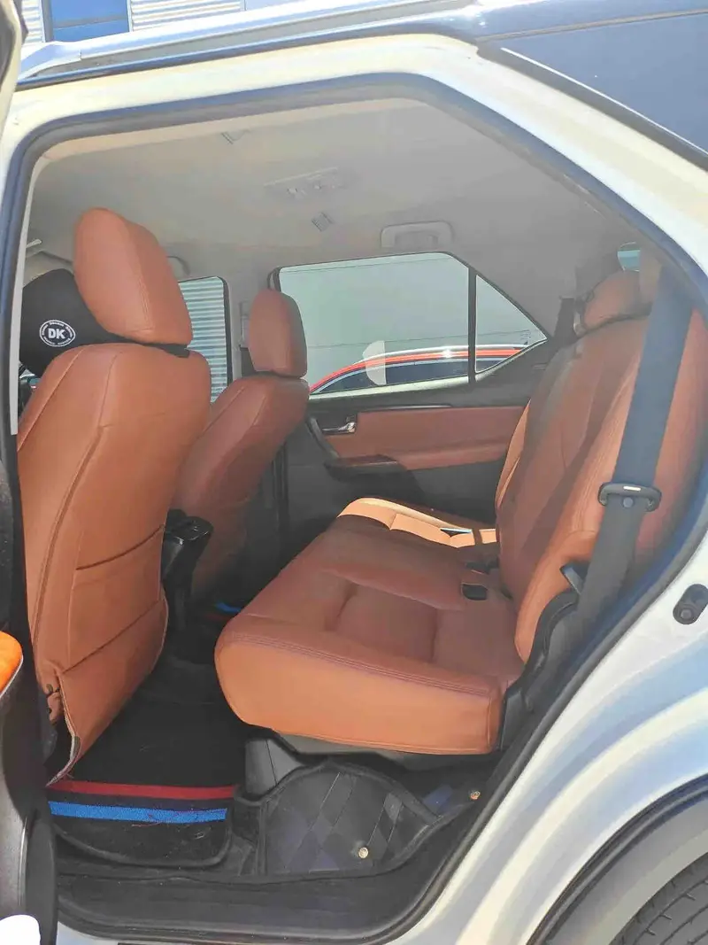 Vehicle photo 4