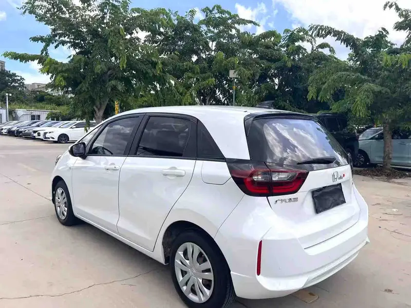 Vehicle photo 4
