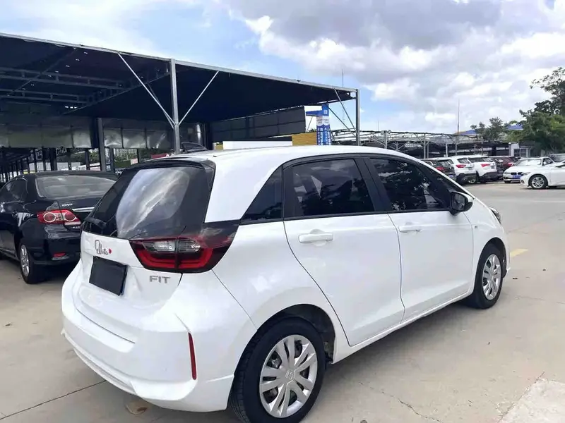 Vehicle photo 5
