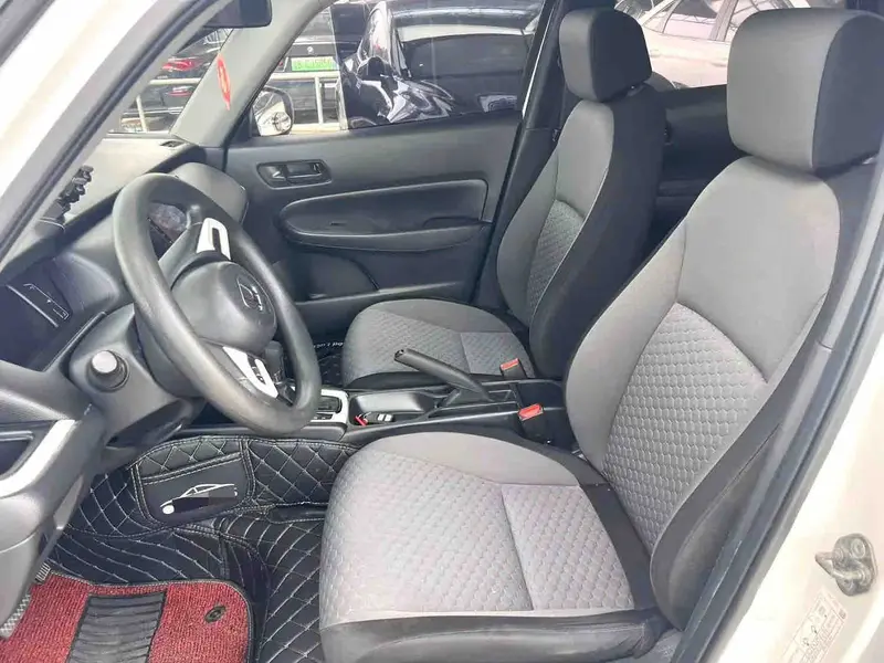 Vehicle photo 8
