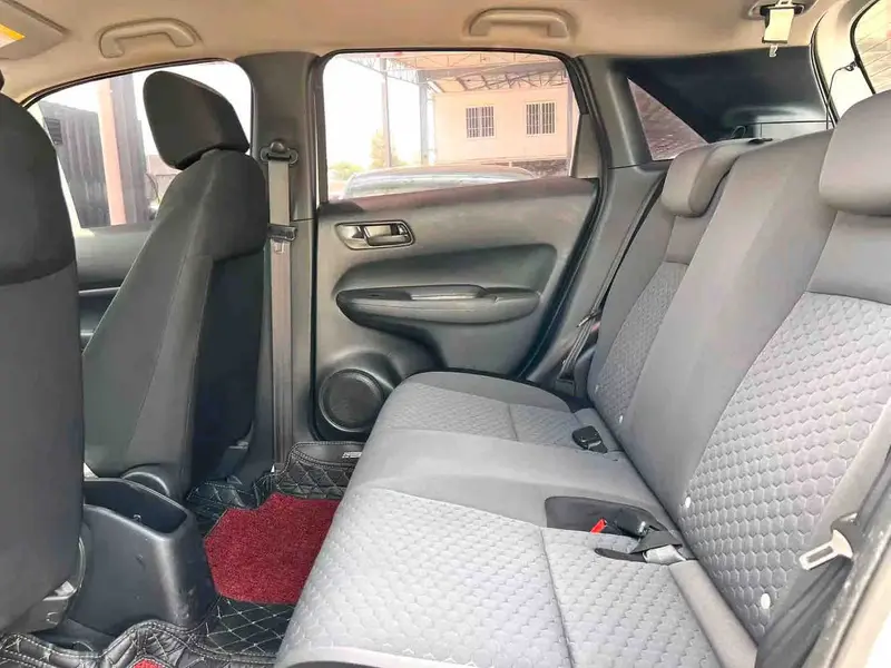 Vehicle photo 9