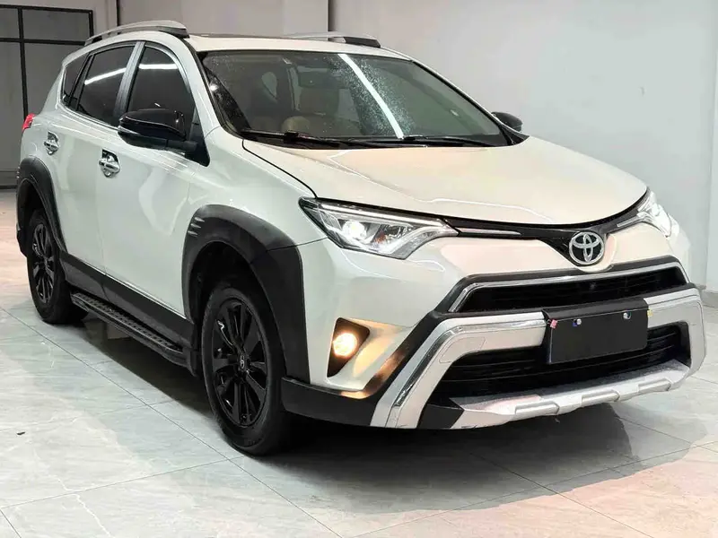 Vehicle photo 2