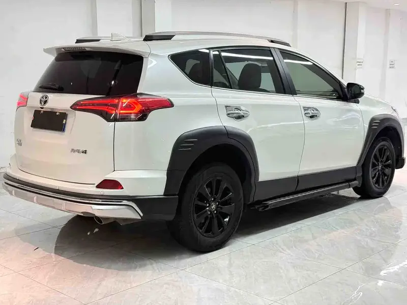 Vehicle photo 4