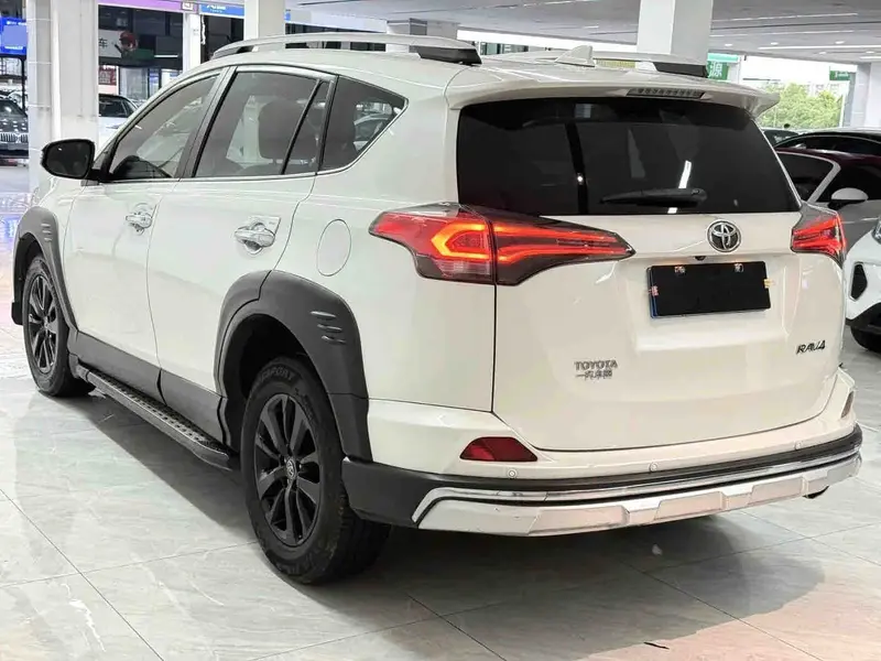 Vehicle photo 5