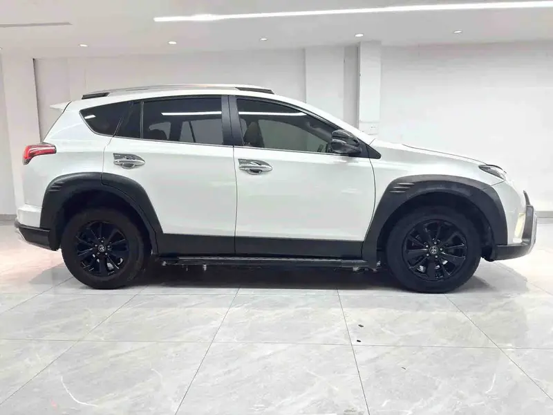 Vehicle photo 6