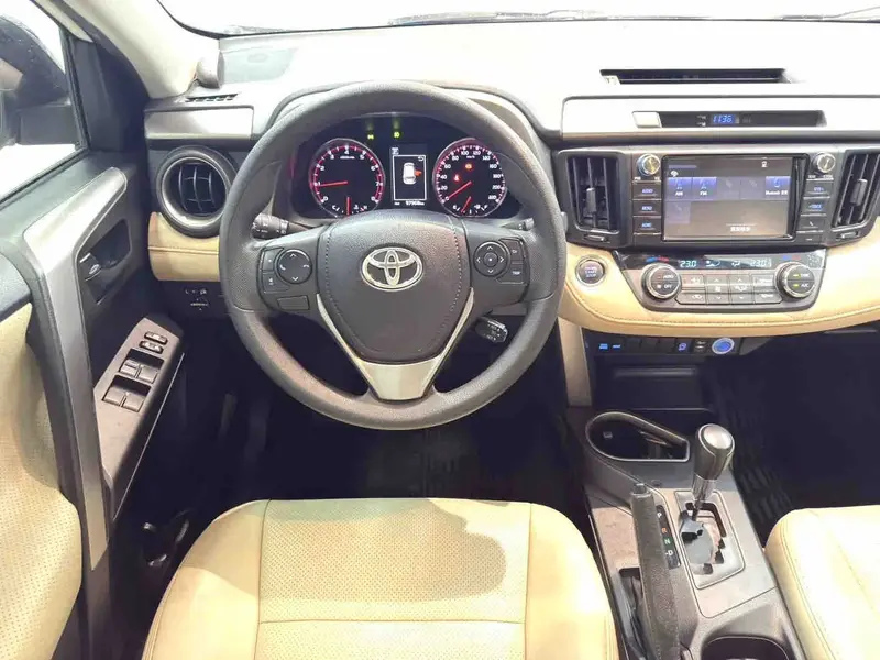 Vehicle photo 8
