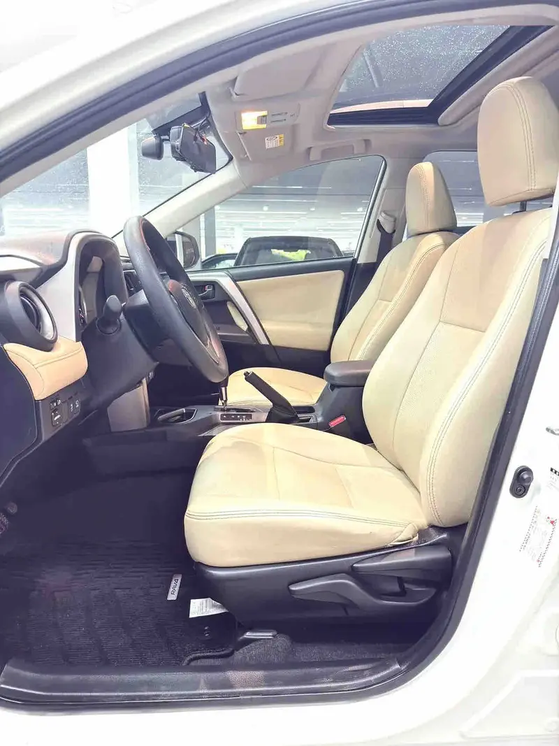 Vehicle photo 9