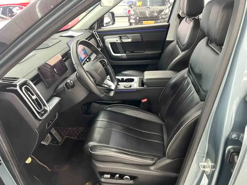 Vehicle photo 4