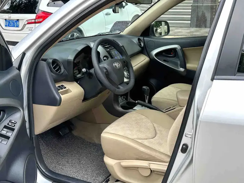 Vehicle photo 4