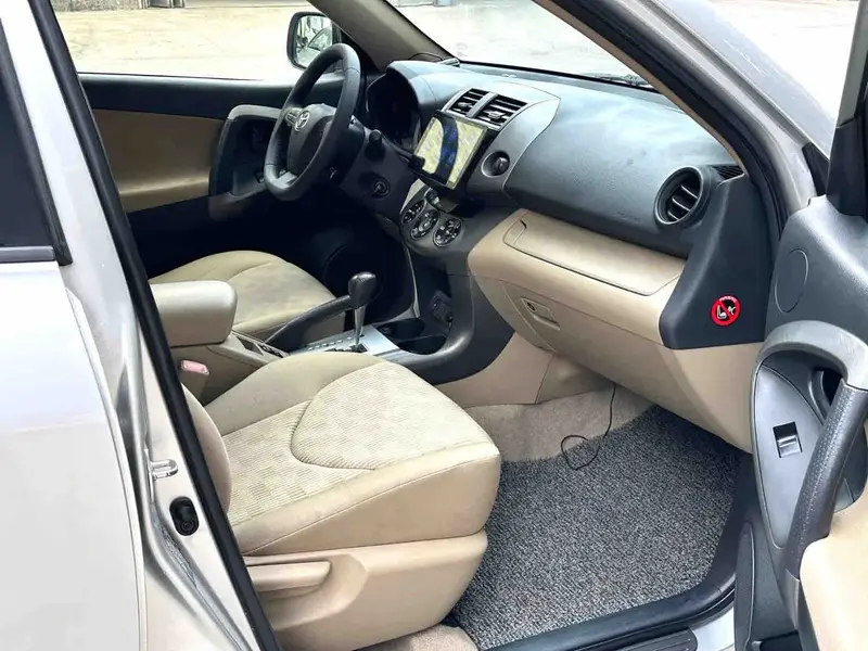 Vehicle photo 6