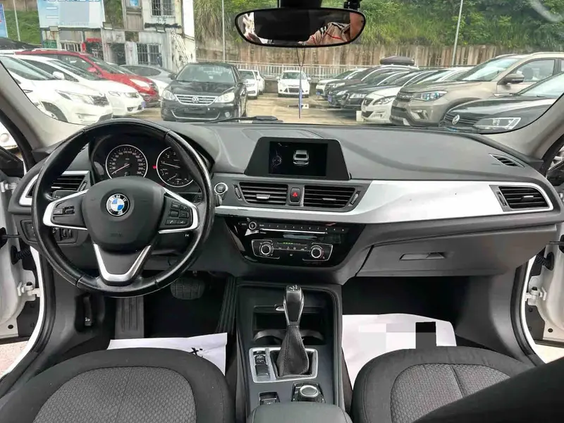 Vehicle photo 7