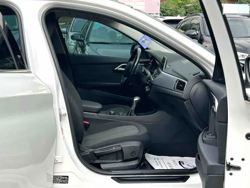 Vehicle photo 8
