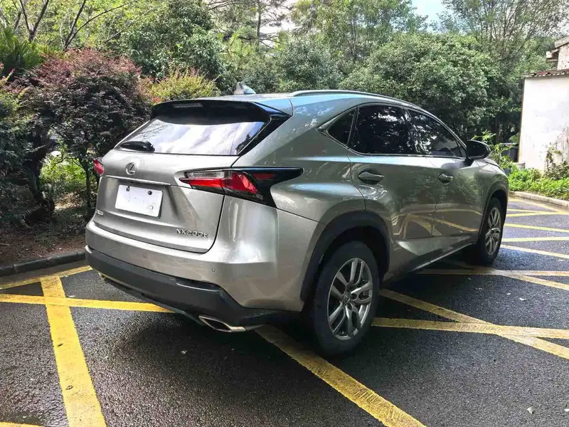 Vehicle photo 6