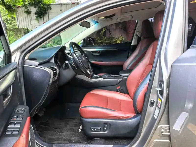 Vehicle photo 7