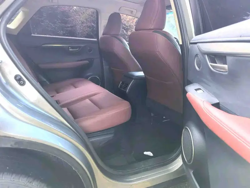 Vehicle photo 12
