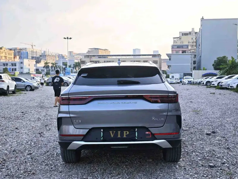 Vehicle photo 6