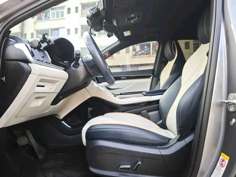 Vehicle photo 8