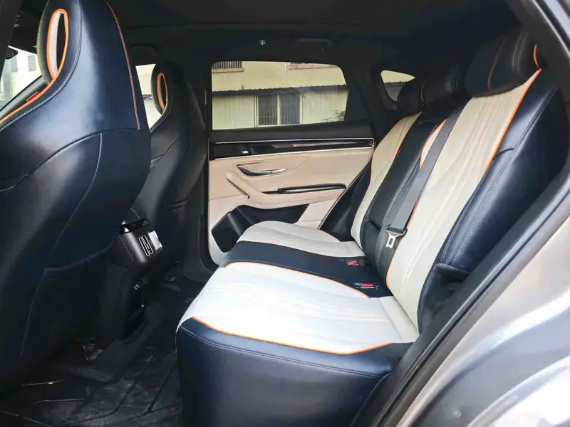 Vehicle photo 9