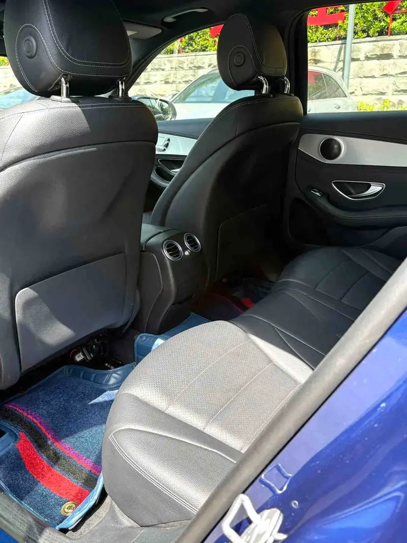 Vehicle photo 5