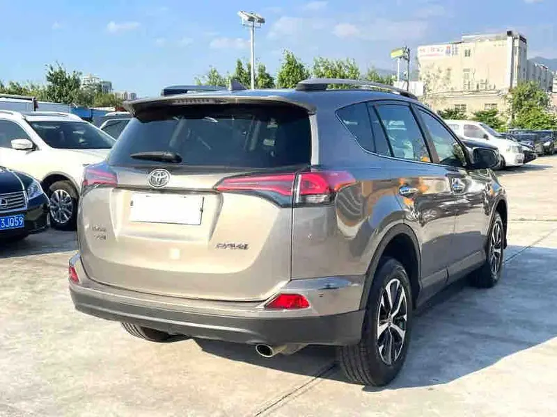 Vehicle photo 4