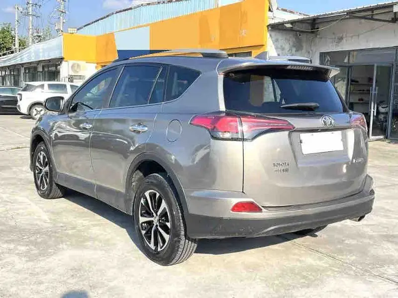 Vehicle photo 5