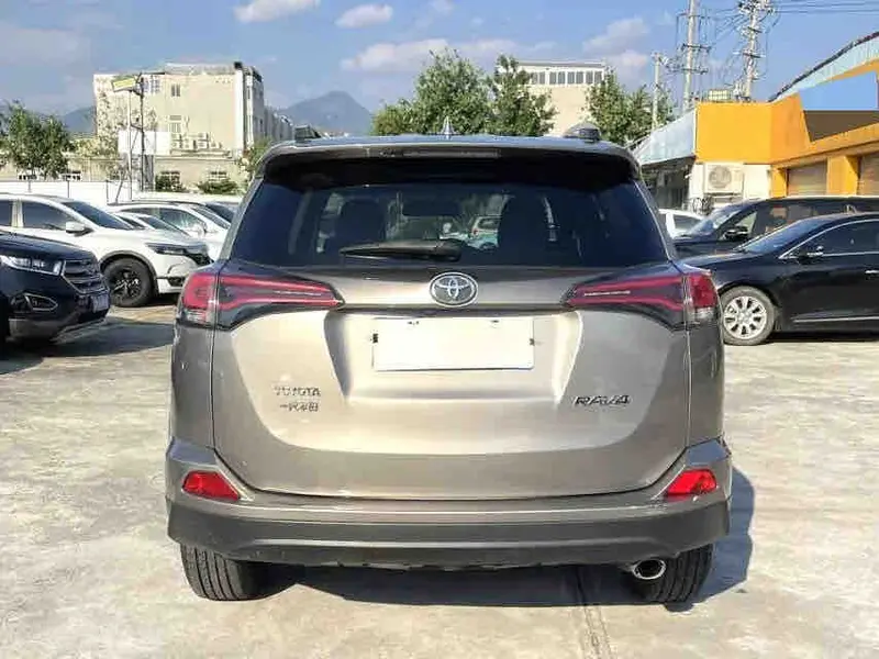 Vehicle photo 6