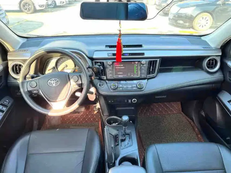 Vehicle photo 7