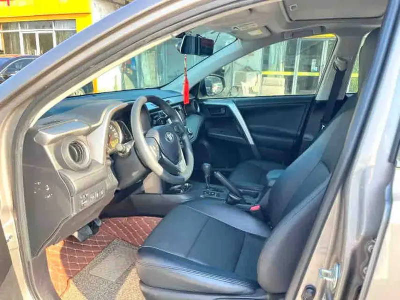 Vehicle photo 8