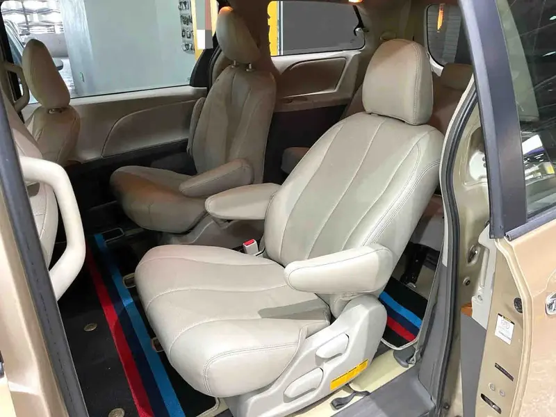 Vehicle photo 3