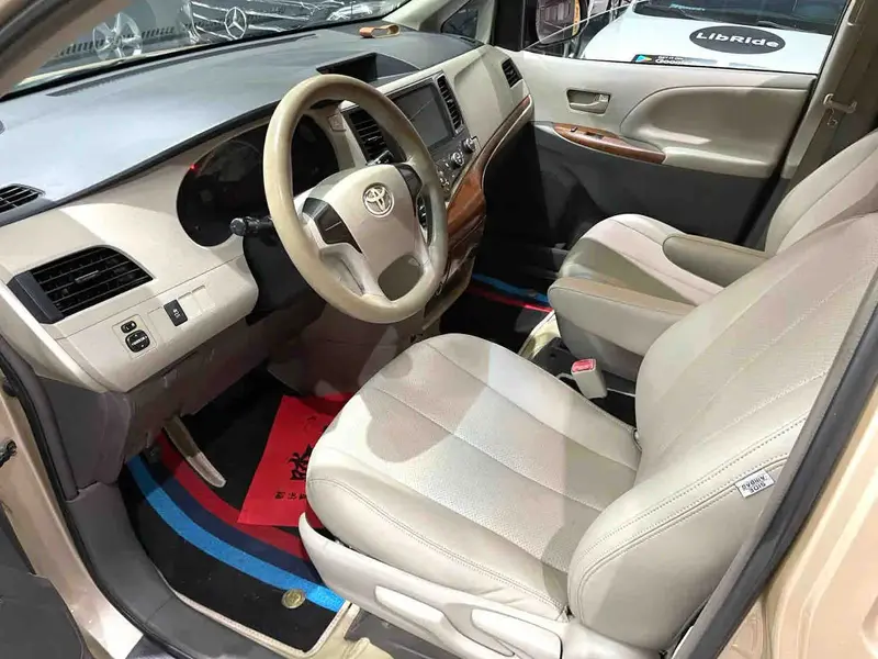 Vehicle photo 4