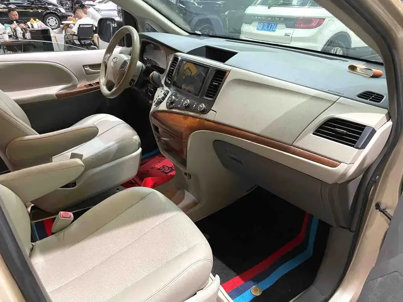 Vehicle photo 5