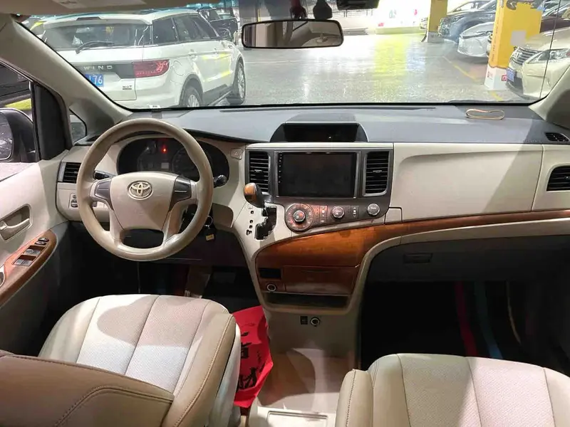 Vehicle photo 6