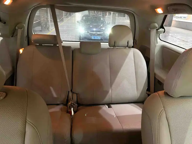 Vehicle photo 7