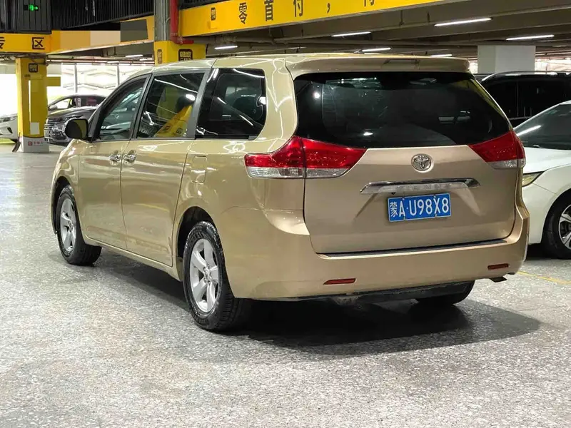 Vehicle photo 8