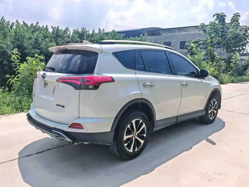 Vehicle photo 4