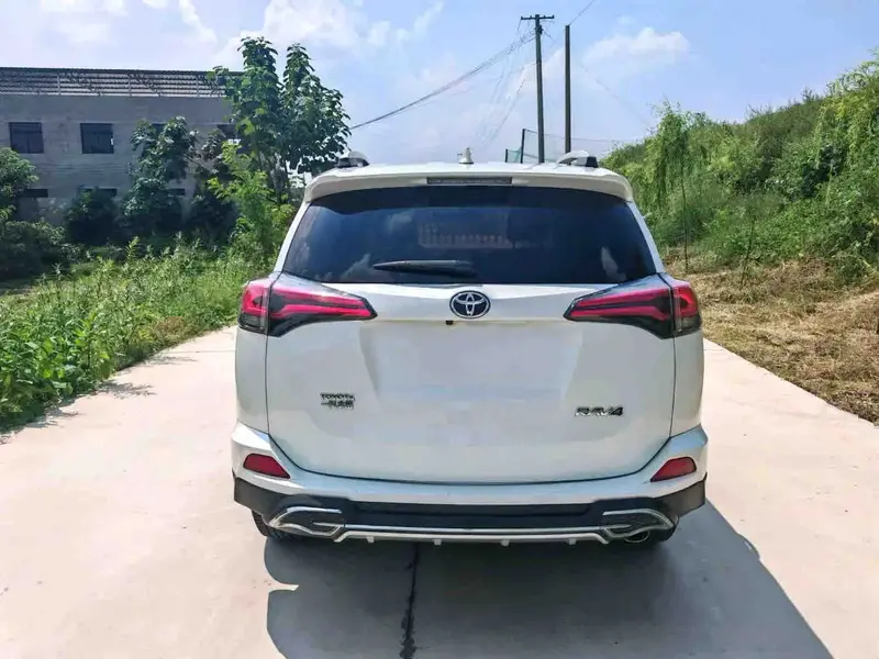 Vehicle photo 6