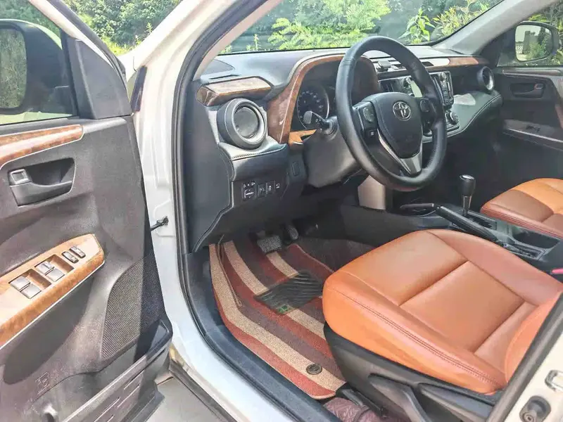 Vehicle photo 9