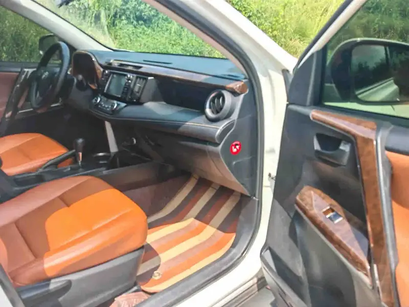 Vehicle photo 10