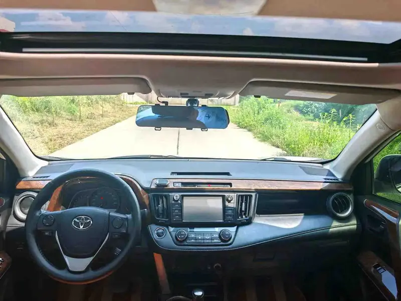 Vehicle photo 11