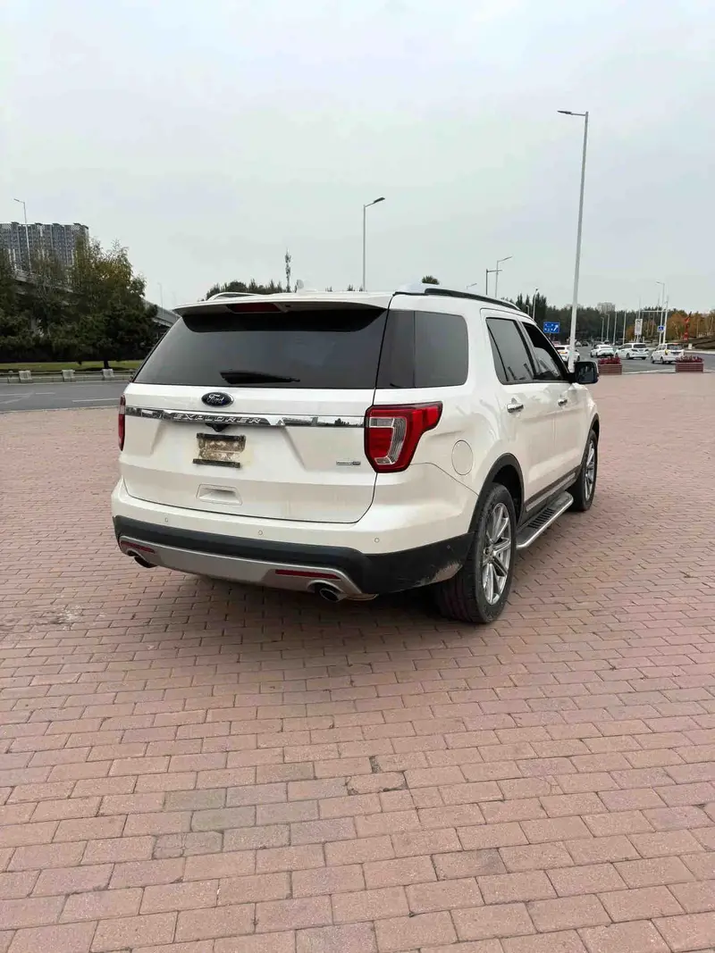 Vehicle photo 3