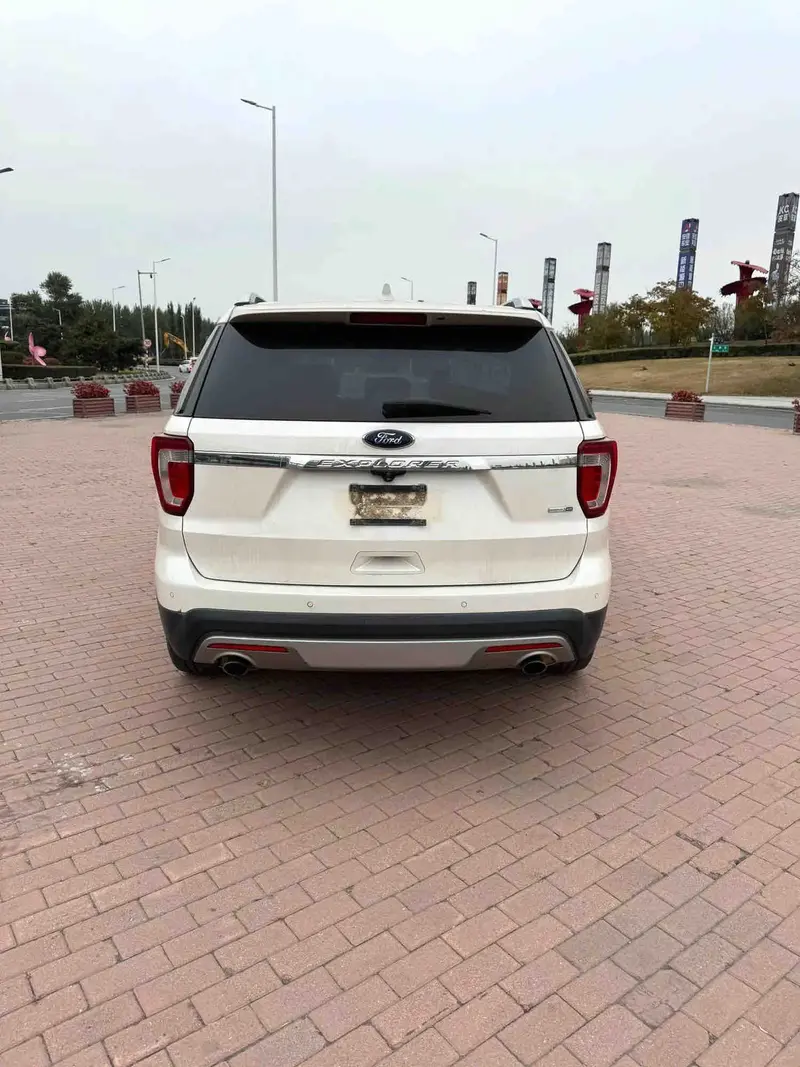 Vehicle photo 4