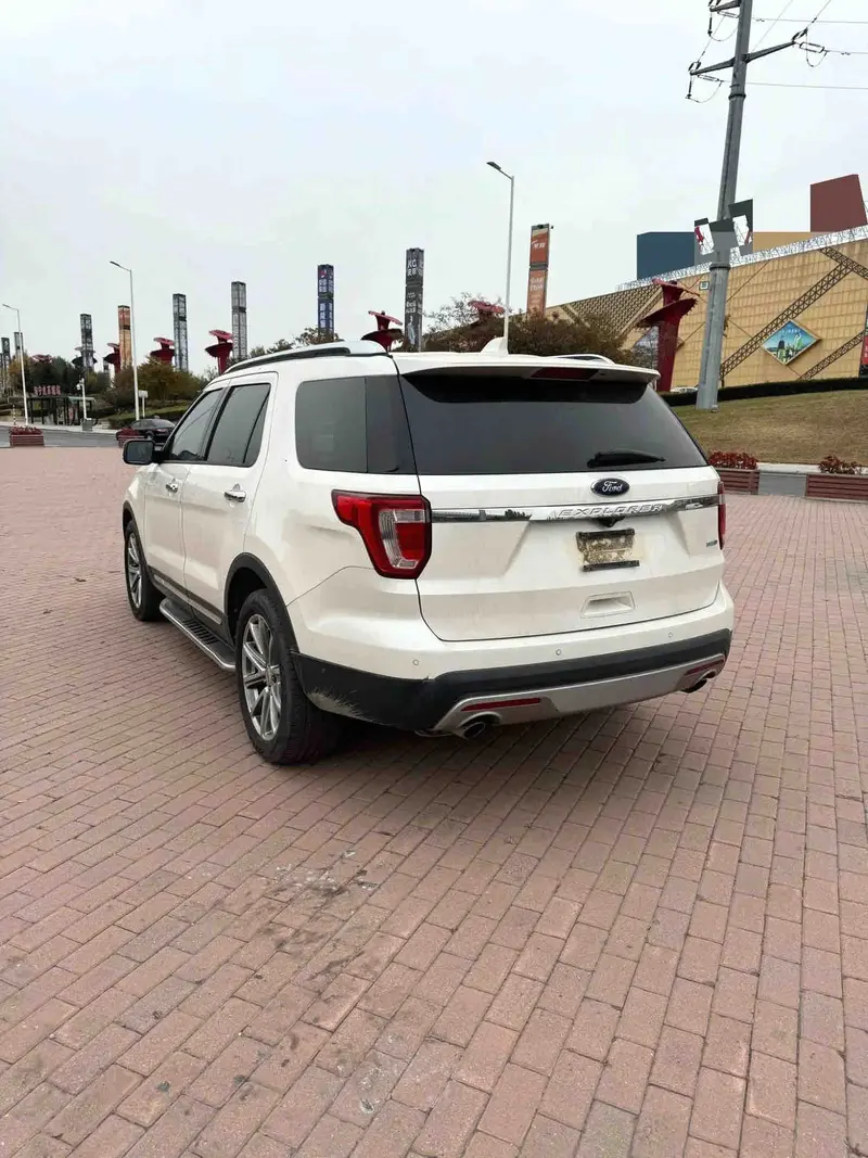 Vehicle photo 5