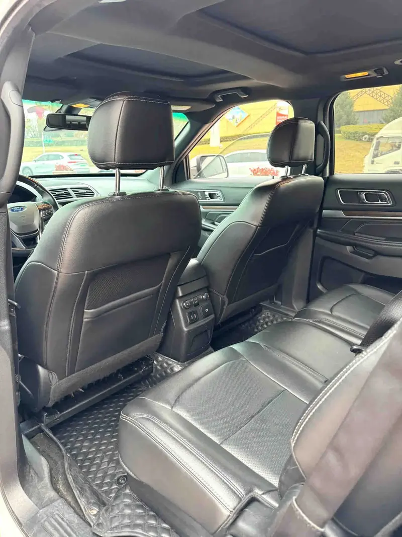 Vehicle photo 6