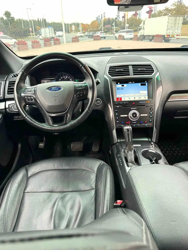 Vehicle photo 7