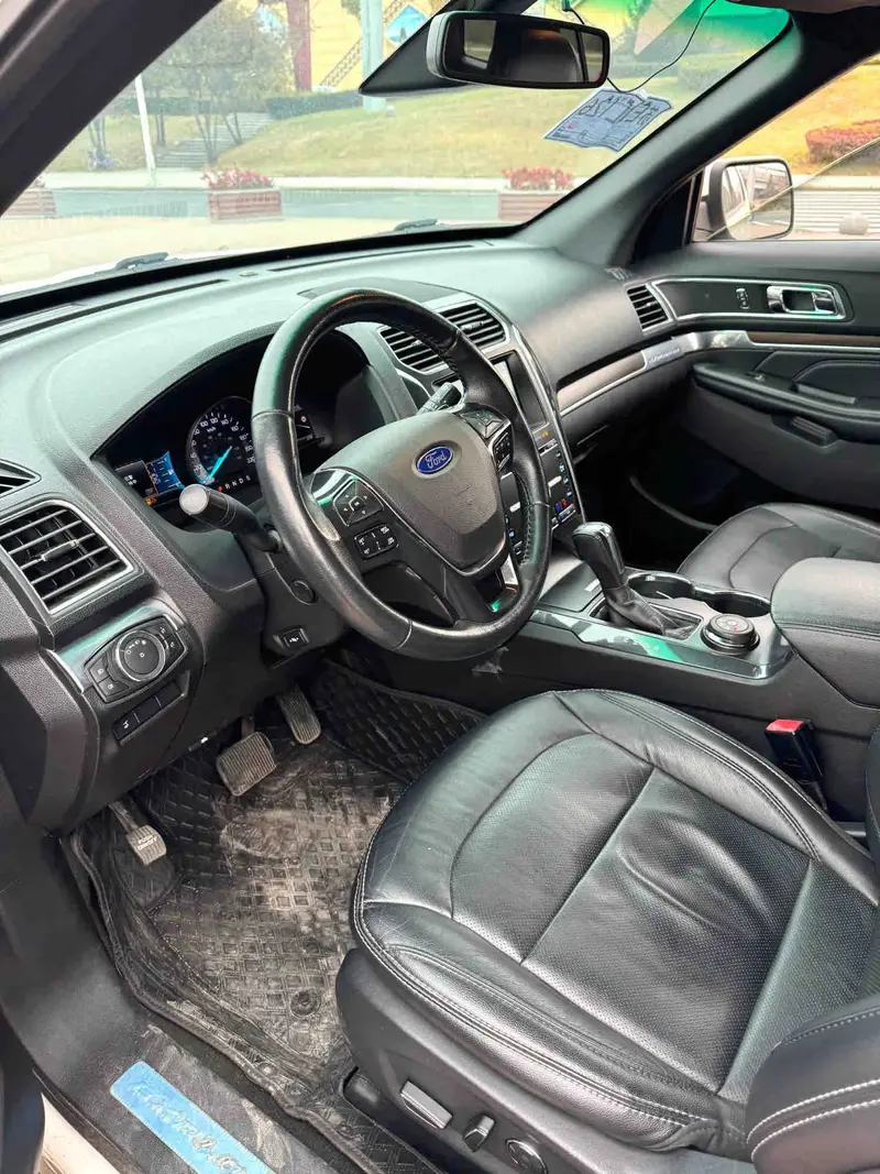 Vehicle photo 8