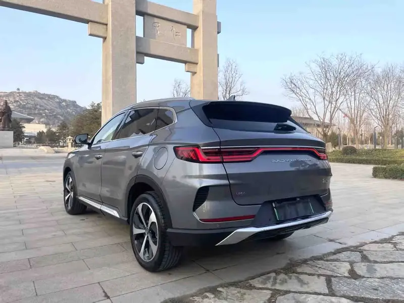 Vehicle photo 4