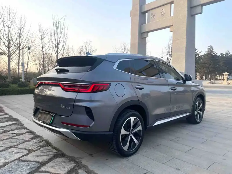 Vehicle photo 5
